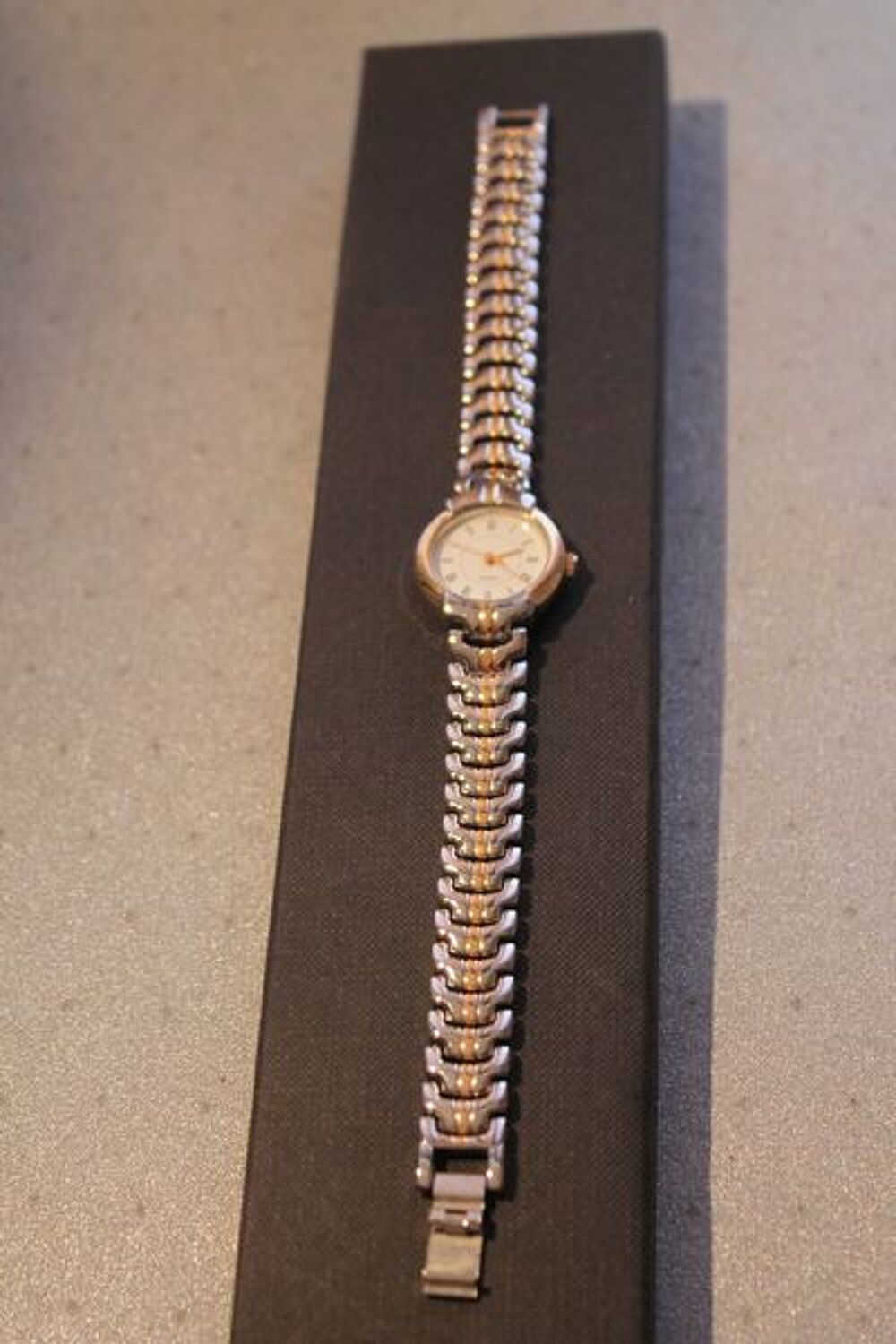 MONTRE CLASSIQUE FEMME, NEUVE, RAFFINEE Bijoux et montres