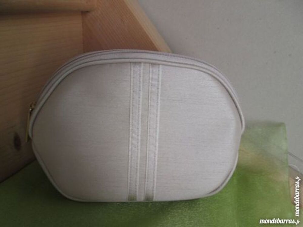 "Tr&egrave;s jolie trousse de toilette""Est&eacute;e Lauder" Bijoux et montres
