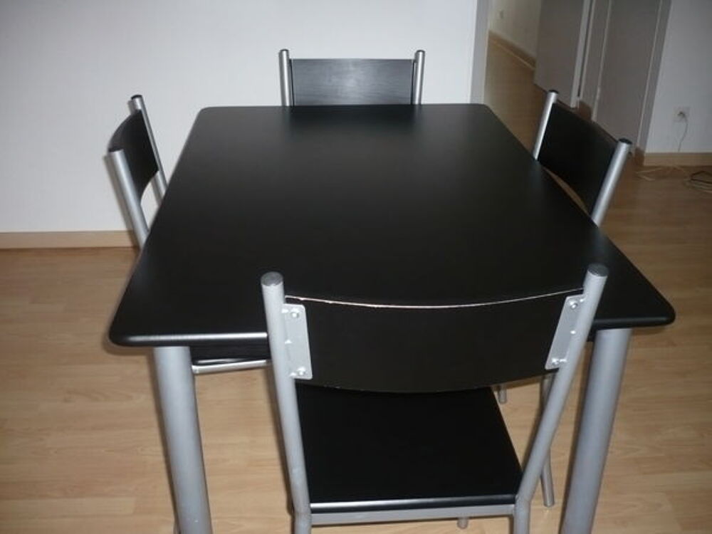 Table noire sans les chaises Meubles