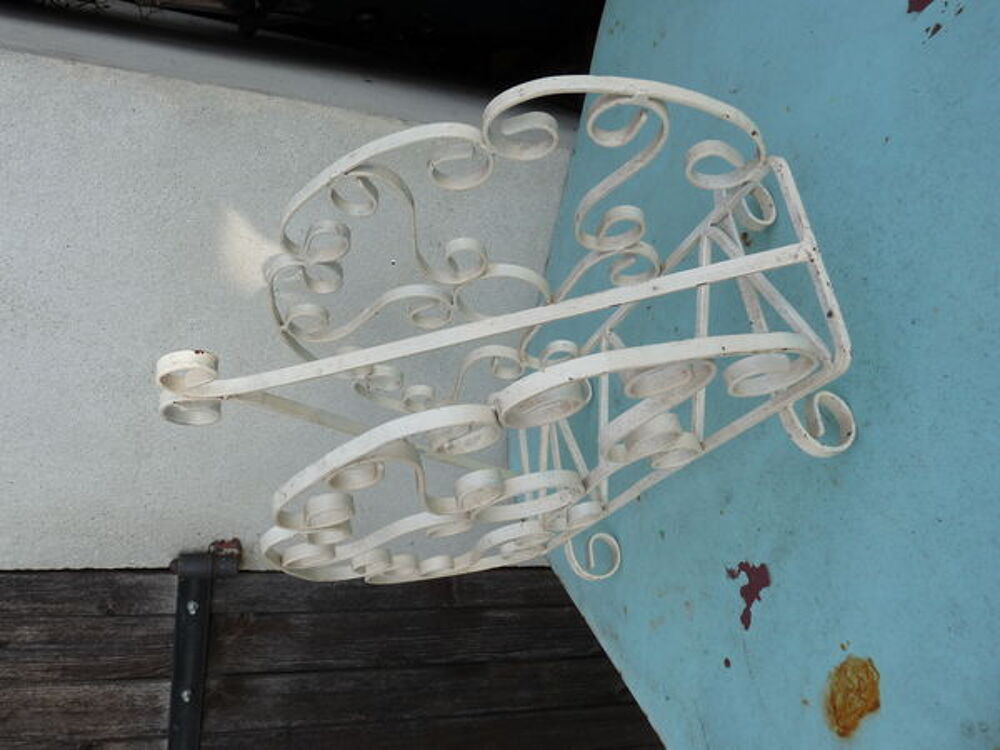 porte revue en fer forg&eacute;e blanc cr&egrave;me , Décoration