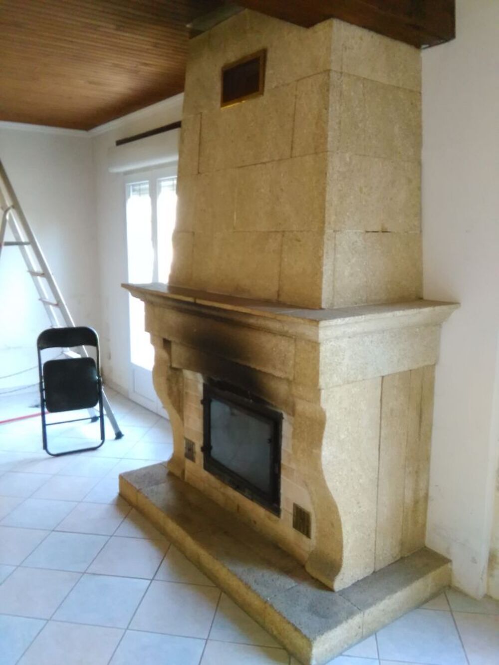 Chemin&eacute;e en pierres avec insert Décoration