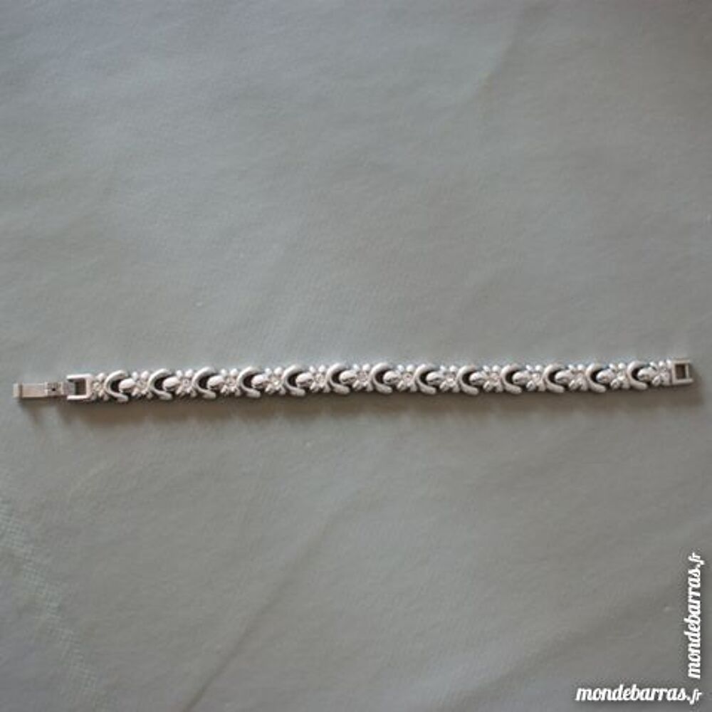 Bracelet argent&eacute; et sertie de petits brillants Bijoux et montres