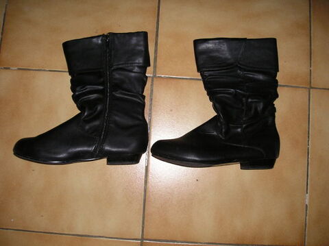 Bottes fille en cuir noir taille 36
10 Sept�mes-les-Vallons (13)