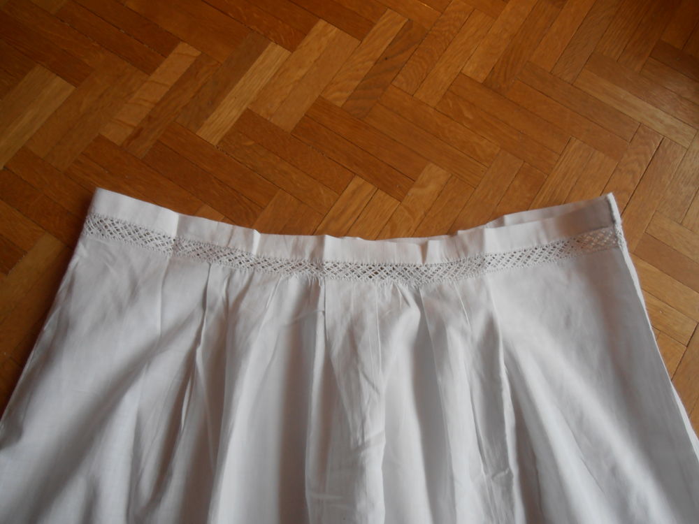 Jupon blanc ancien (80) Vêtements