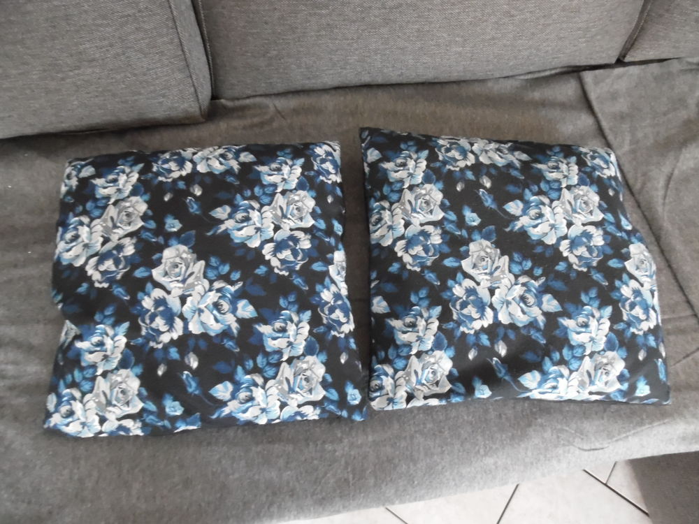 2 coussins fleuri bleu sur fond noir Décoration