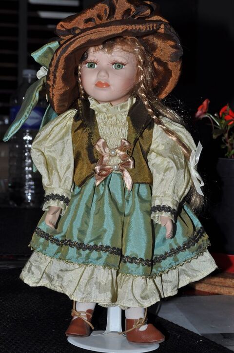 Poupe en porcelaine et son chapeau original 5 Perreuil (71)