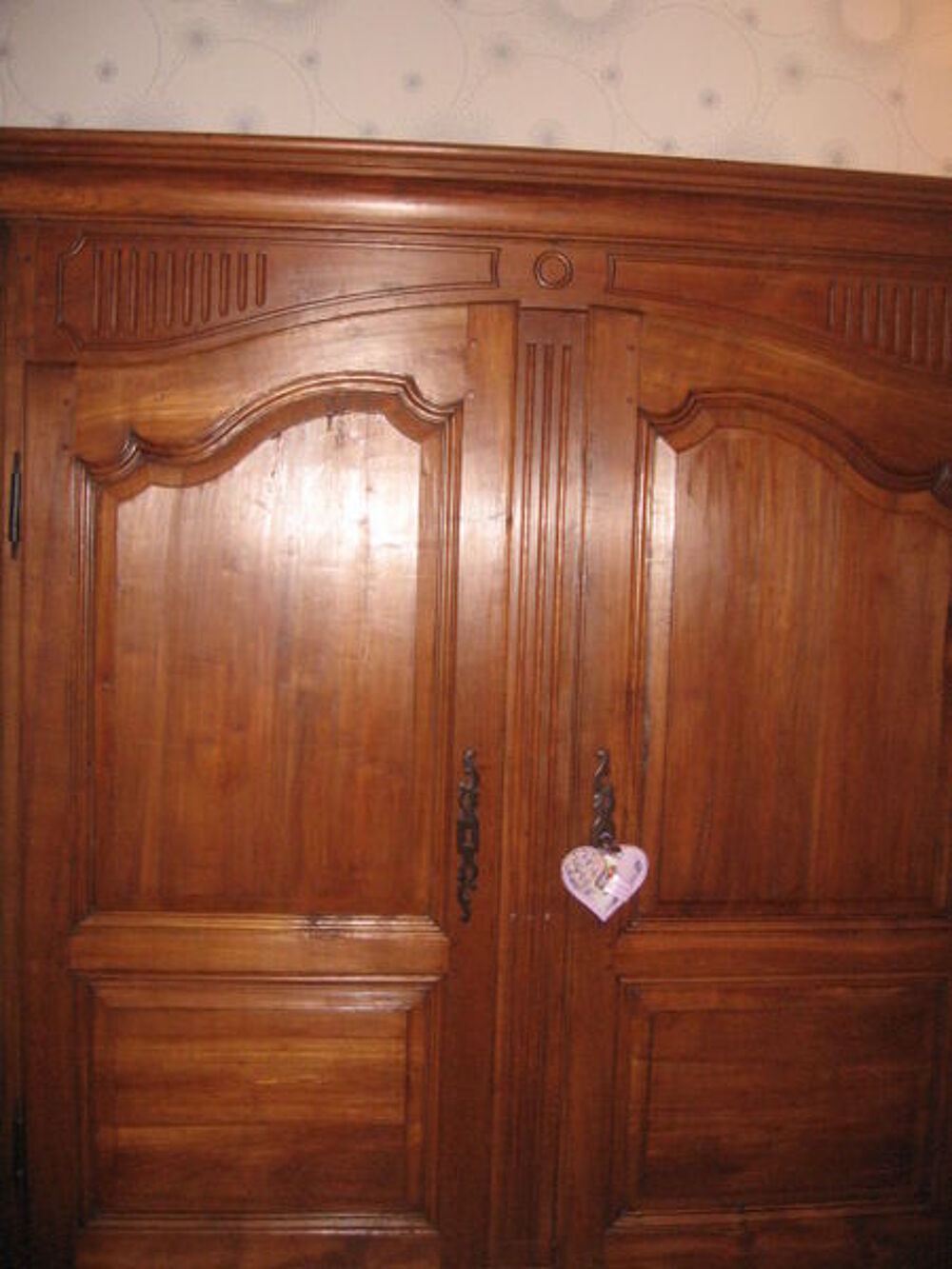 Armoire ancienne en bois .Tres BON ETAT avec corniche Meubles