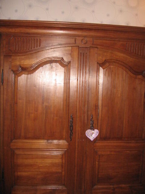Armoire ancienne en bois .Tres BON ETAT avec corniche 0 Domont (95)