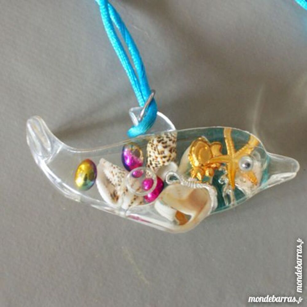 Chaine + pendentif Dauphin en plastique Bijoux et montres