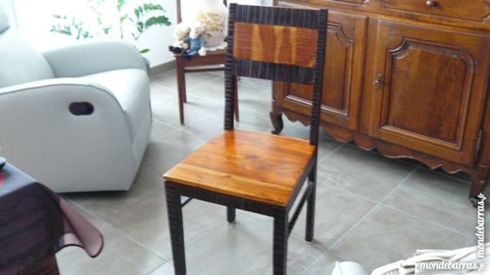 1 table carr&eacute;e en Acajou 140x140 + 4 chaises+ 2 Ra Meubles