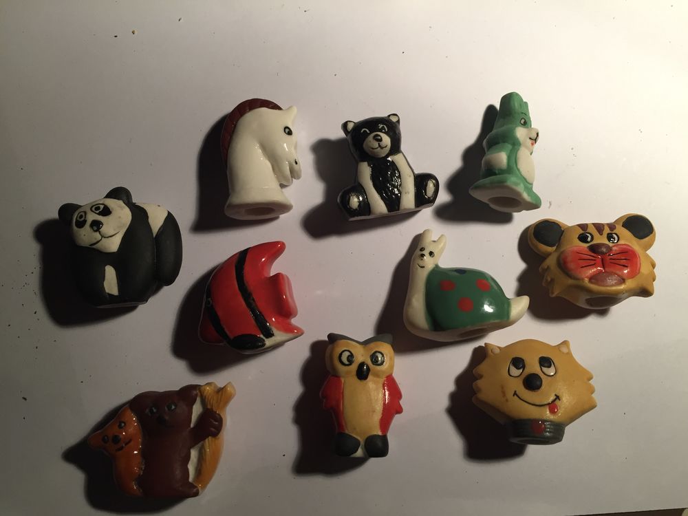 10 FEVES PORCELAINE ANIMAUX STYLO 
