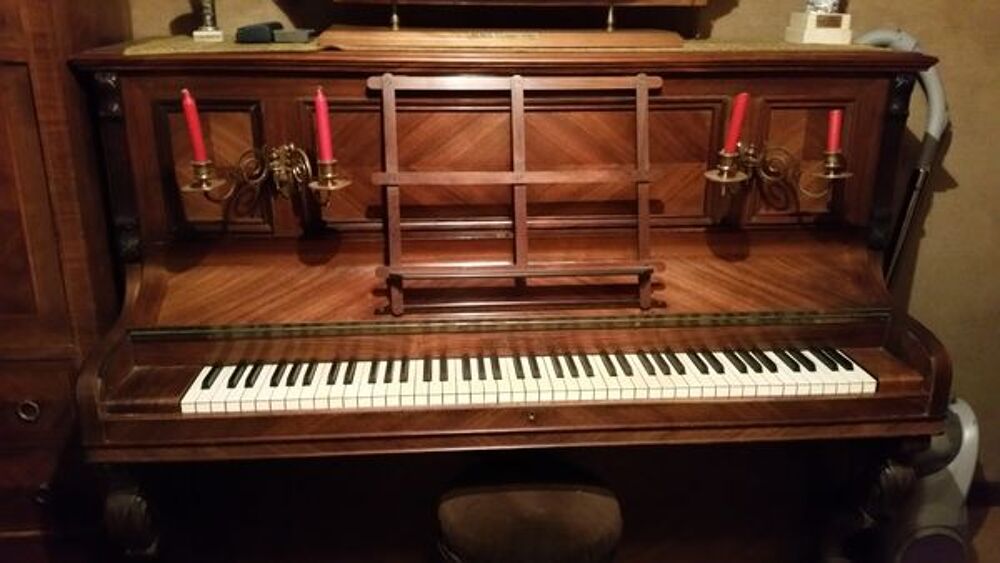tr&egrave;s joli piano avec chandeliers et tabouret r&eacute;glable Instruments de musique
