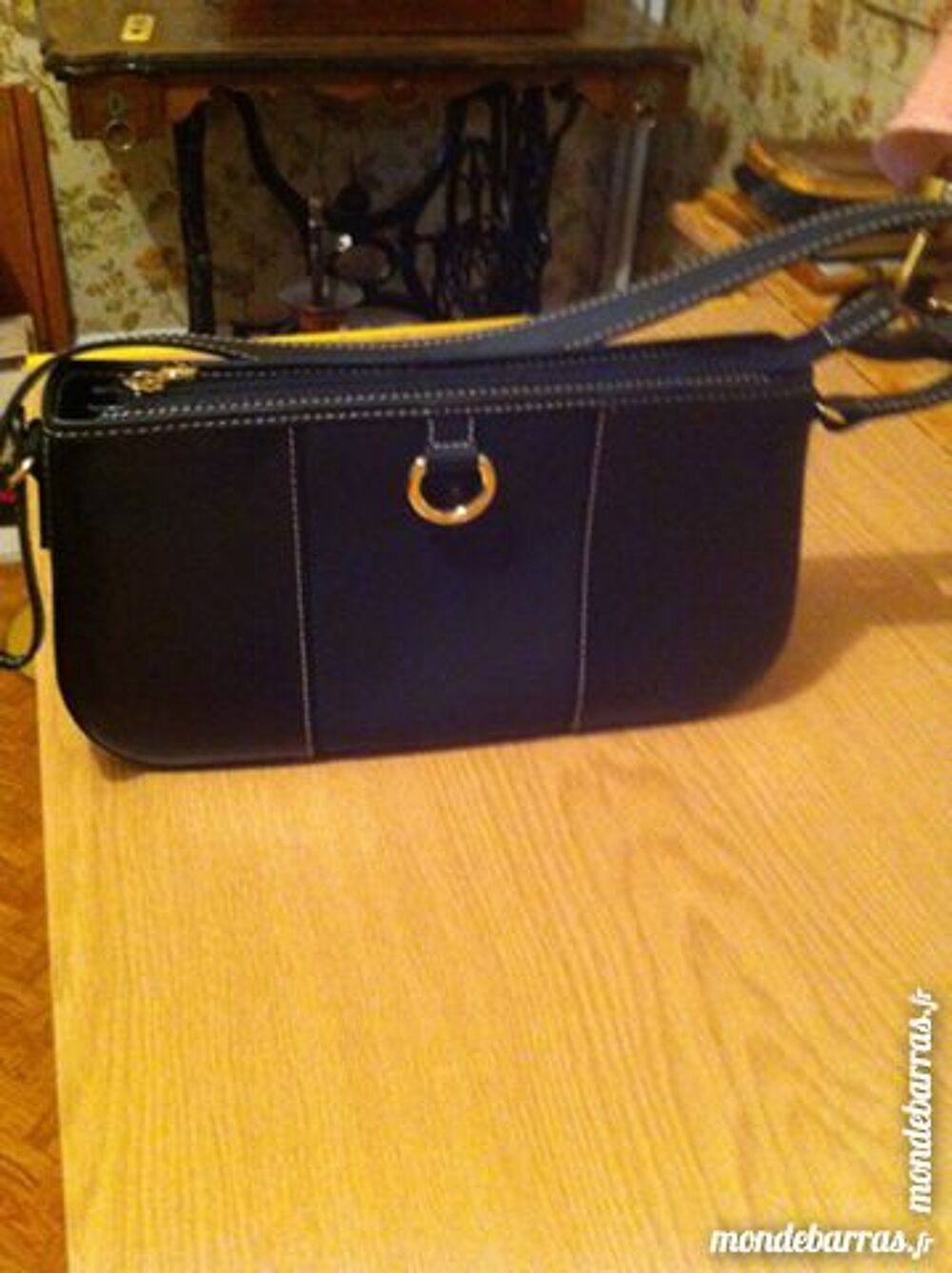 sac &agrave; main noir en cuir Bijoux et montres