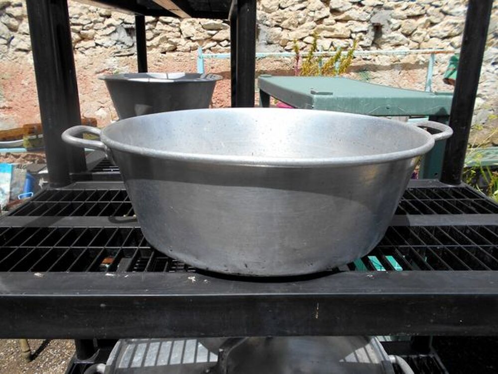 Sauteuse en aluminium diam&egrave;tre : 37cm hauteur : 16cm
Cuisine