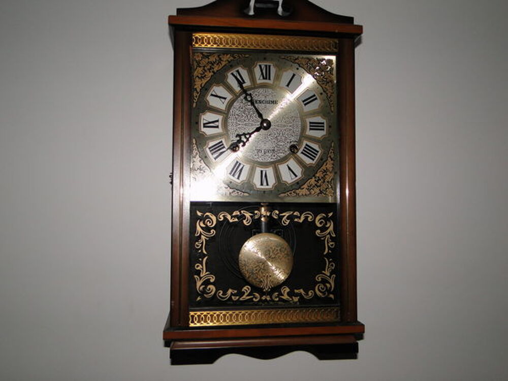 TRES BELLE PENDULE DE STYLE 