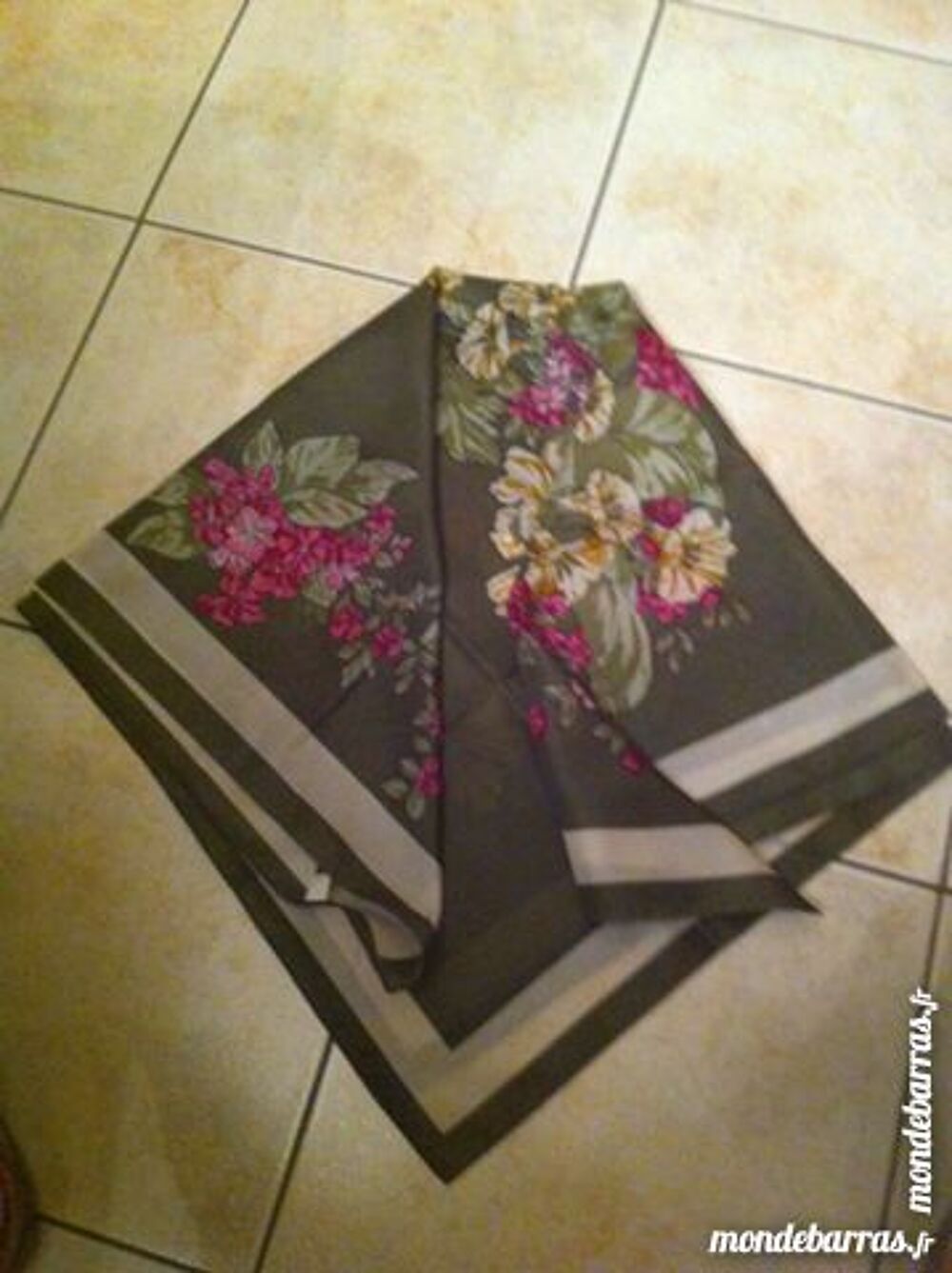 foulard fond vert kaki Bijoux et montres