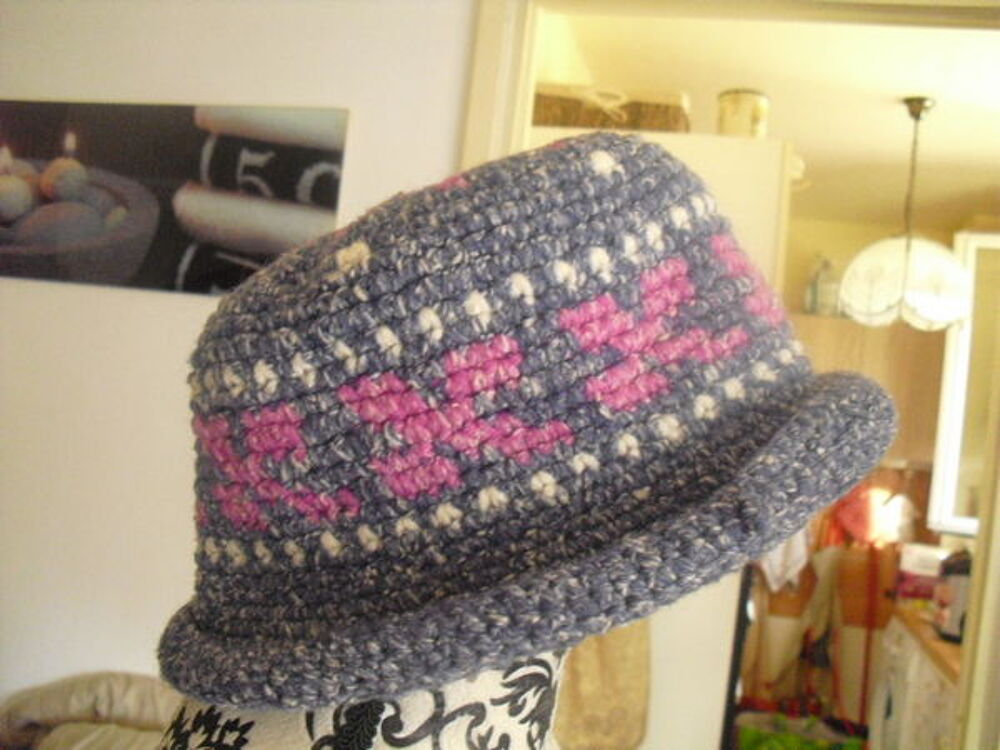 chapeau color&eacute; a motifs en laine
Vêtements