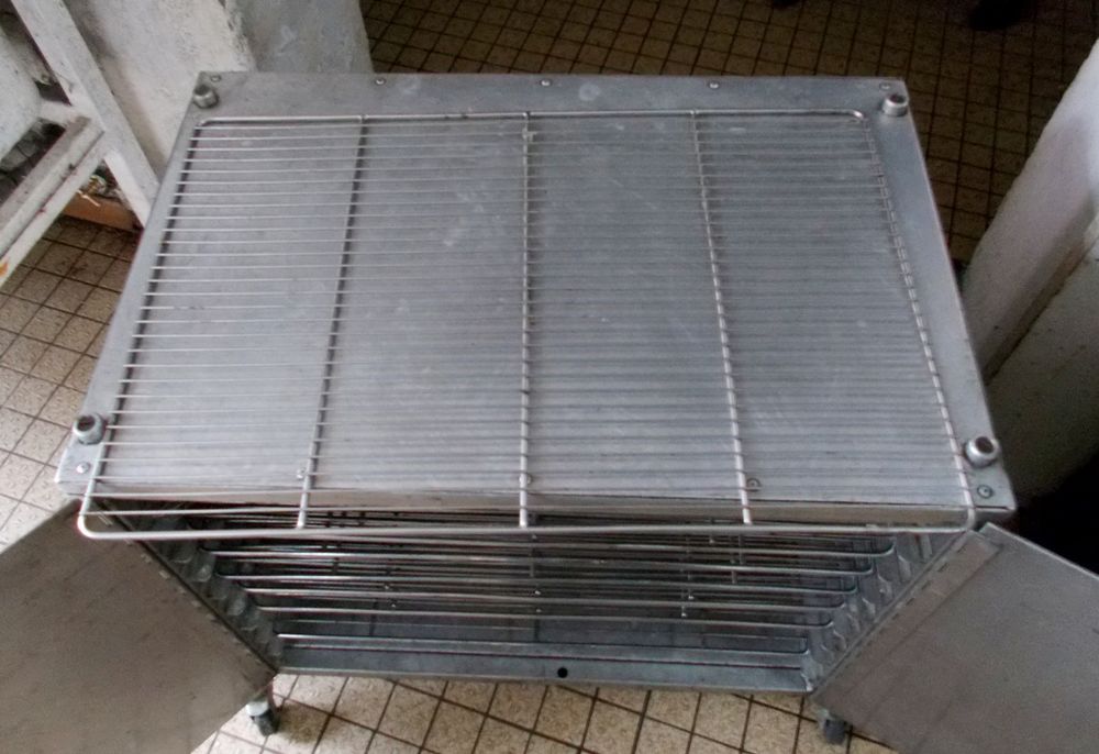 Conteneur meuble de rangement grille inox sur roulettes
Meubles