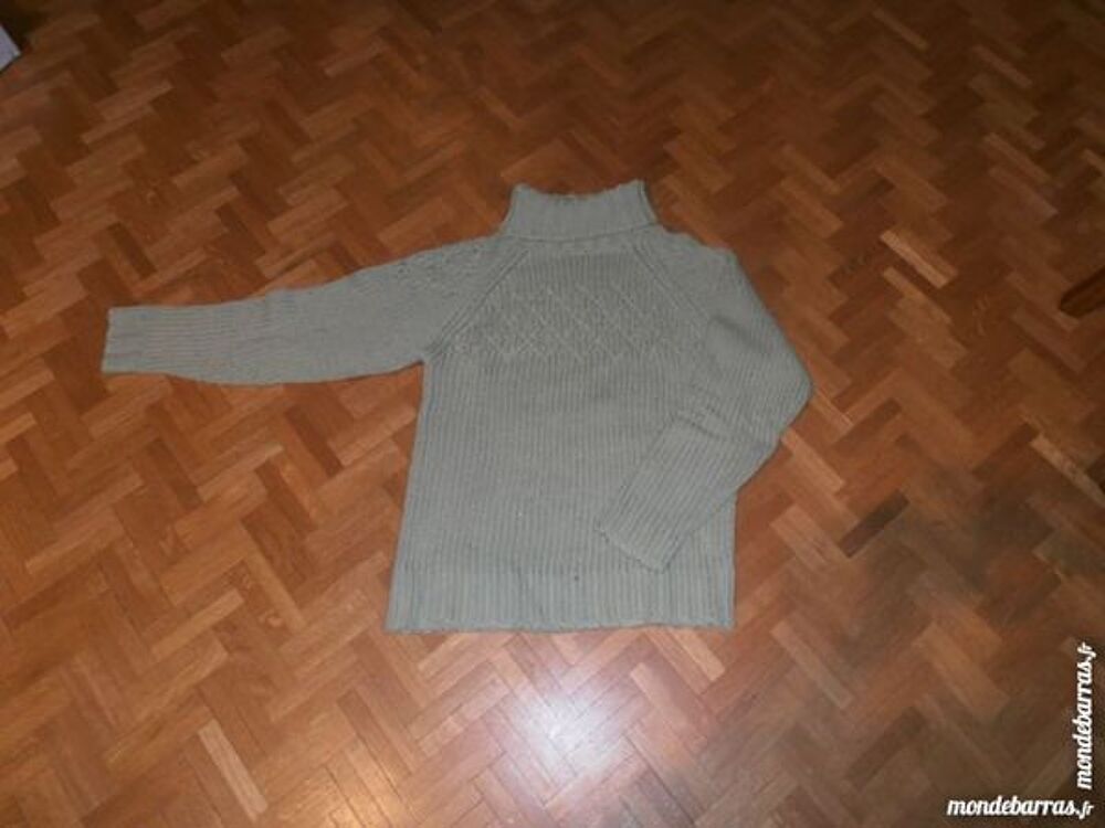 Col roul&eacute; vert &agrave; perles Vêtements