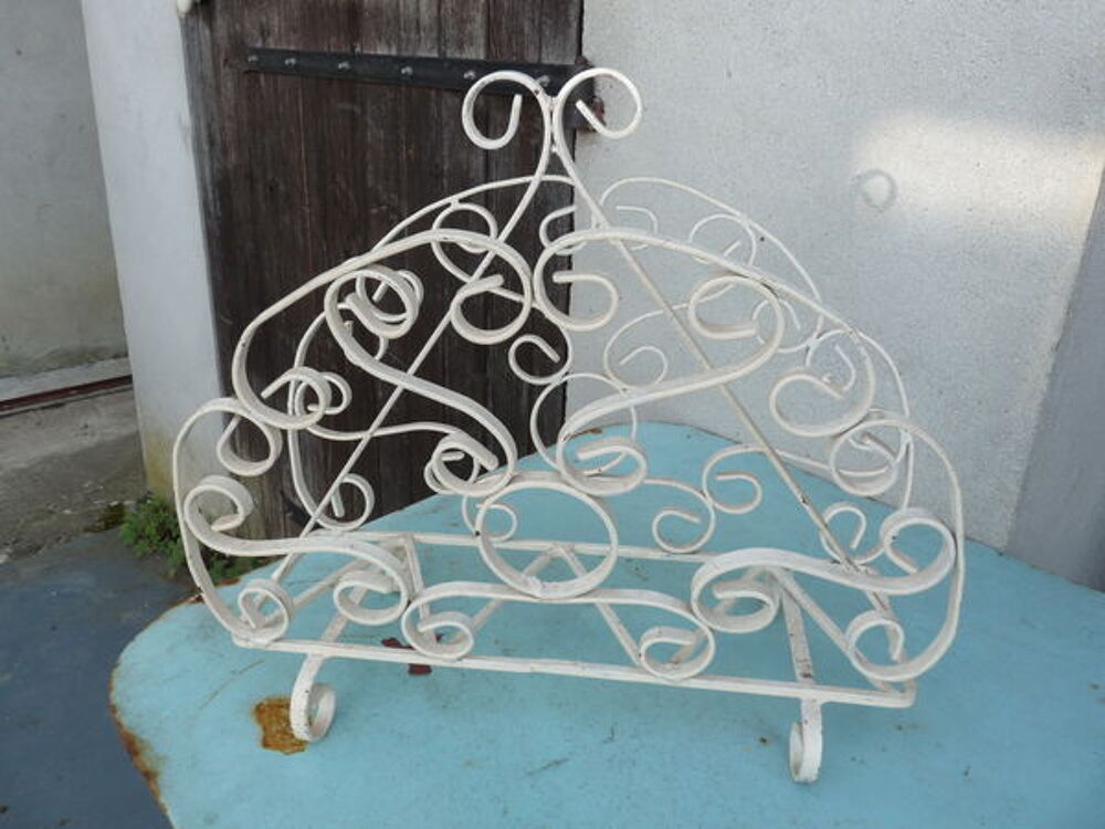porte revue en fer forg&eacute;e blanc cr&egrave;me , Décoration