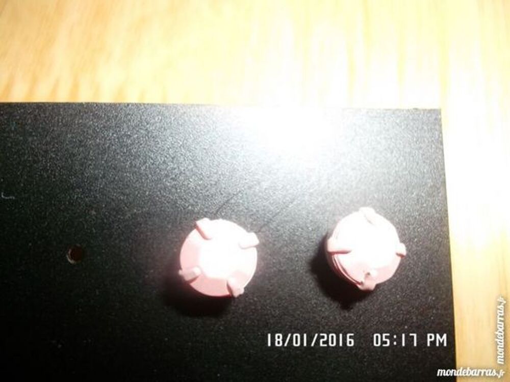 paire boucles d'oreilles rose claire Bijoux et montres