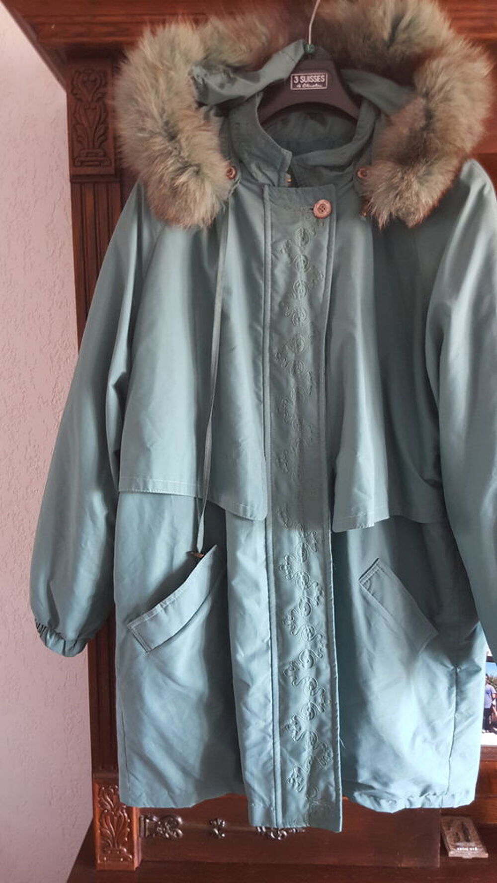 Manteau avec capuche fourrure vert et broderies Vêtements