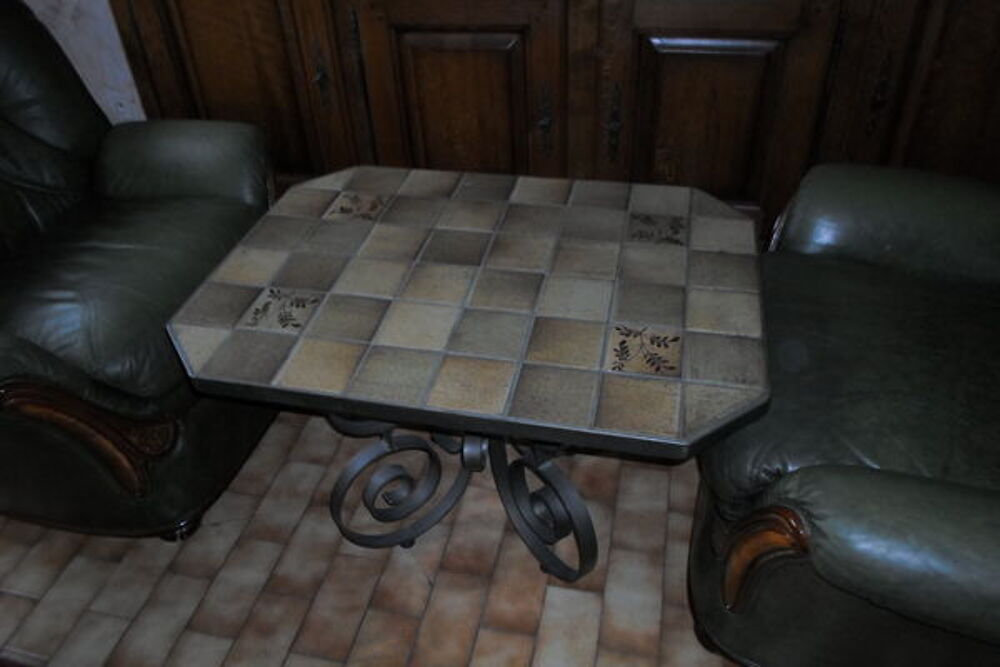 table artisanale en fer forge dessus carrelee Meubles