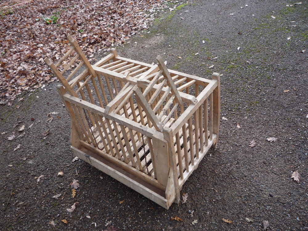 Cage &agrave; poules en bois de march&eacute; ancienne Décoration