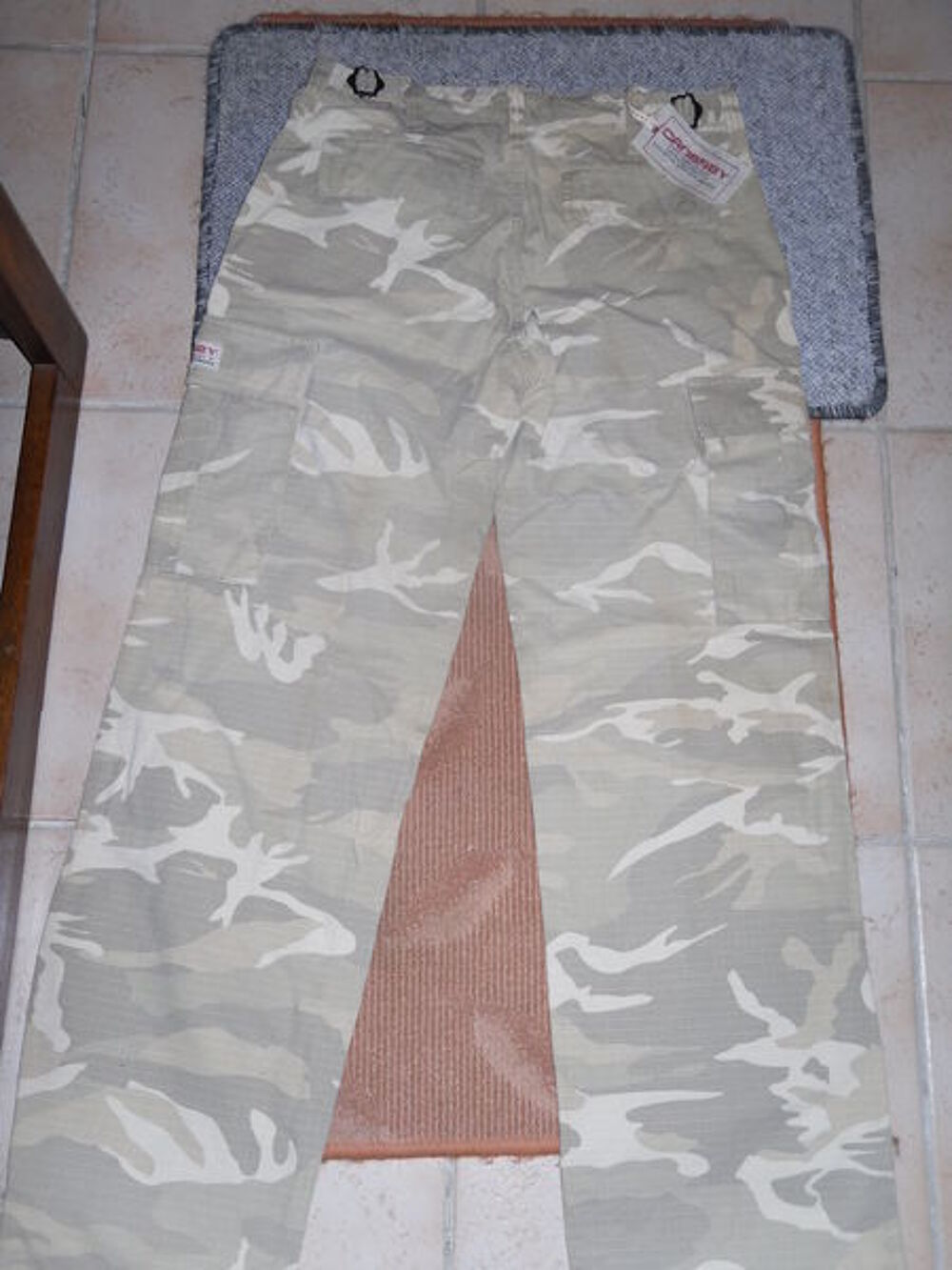 Pantalon Kaki style Militaire Neuf &eacute;tiquette Taille S = 39 Vêtements