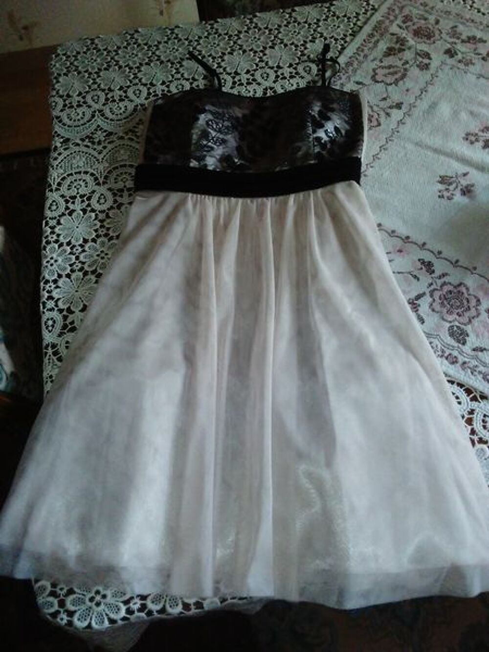 SUPERBE ROBE
Vêtements