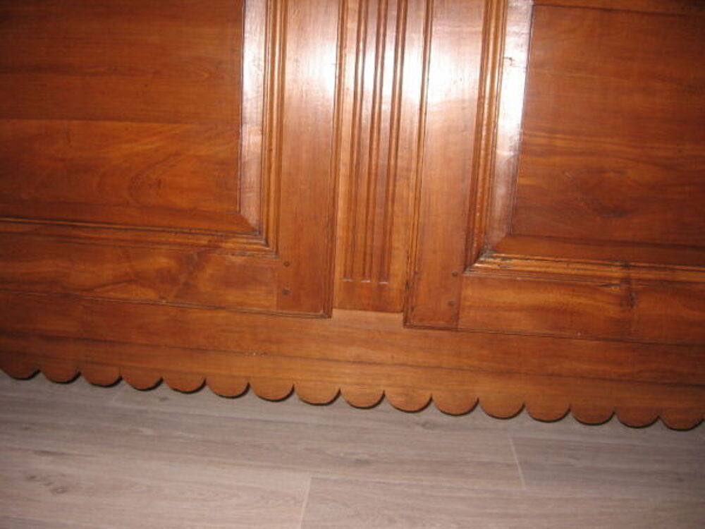 Armoire ancienne en bois .Tres BON ETAT avec corniche Meubles