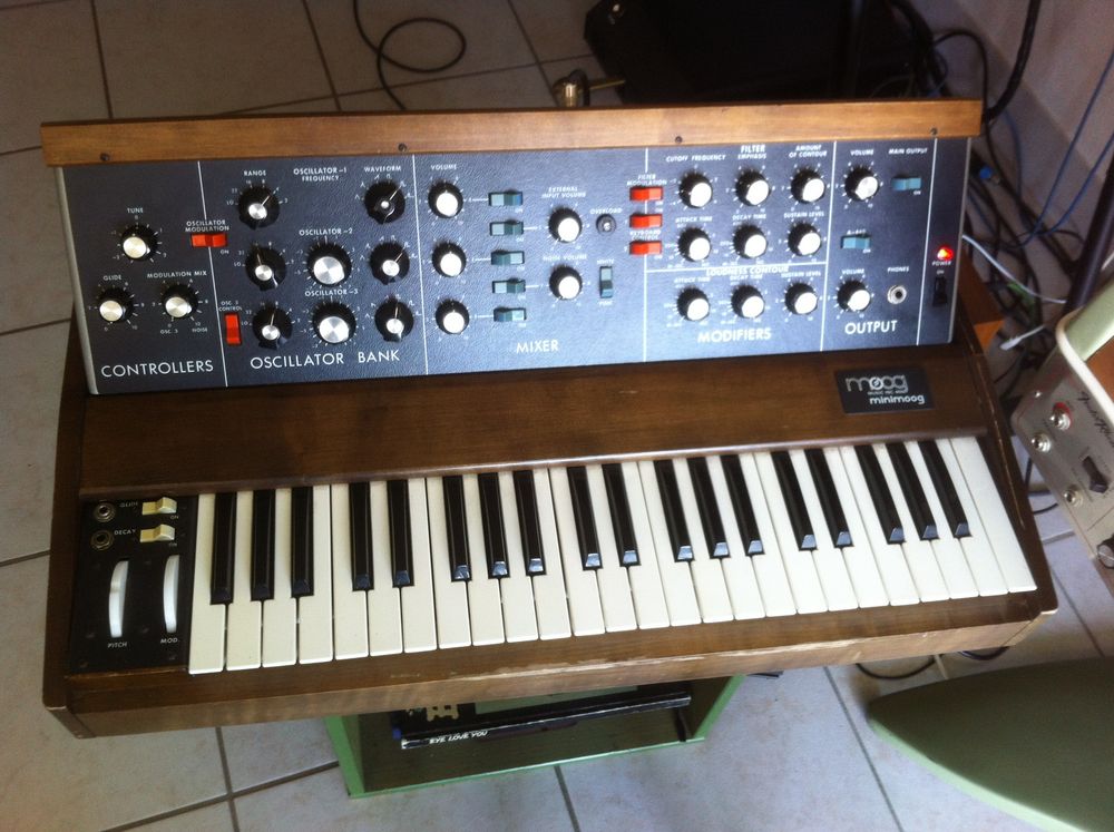 Synth&eacute;tiseurs analogiques, num&eacute;riques : Moog, Oberheim, PPG Instruments de musique