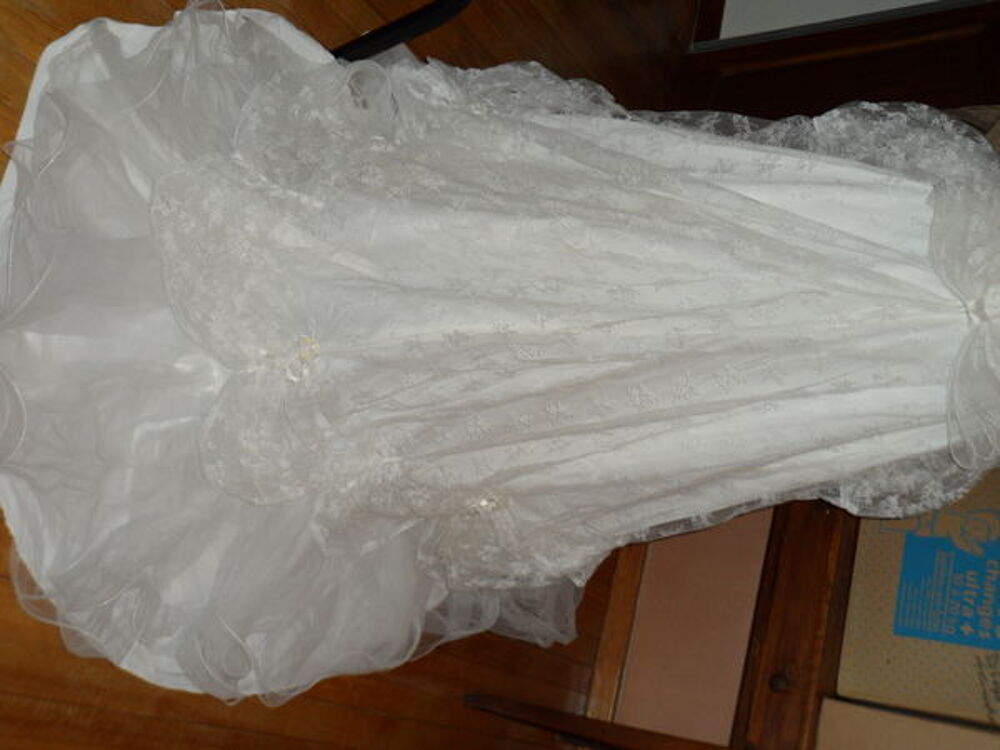 ROBE DE MARIEE TAILLE 38/40 AVEC TRAINE Vêtements