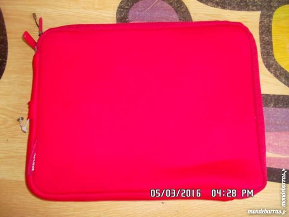 POCHETTE ROUGE EN MOUSSE Bijoux et montres
