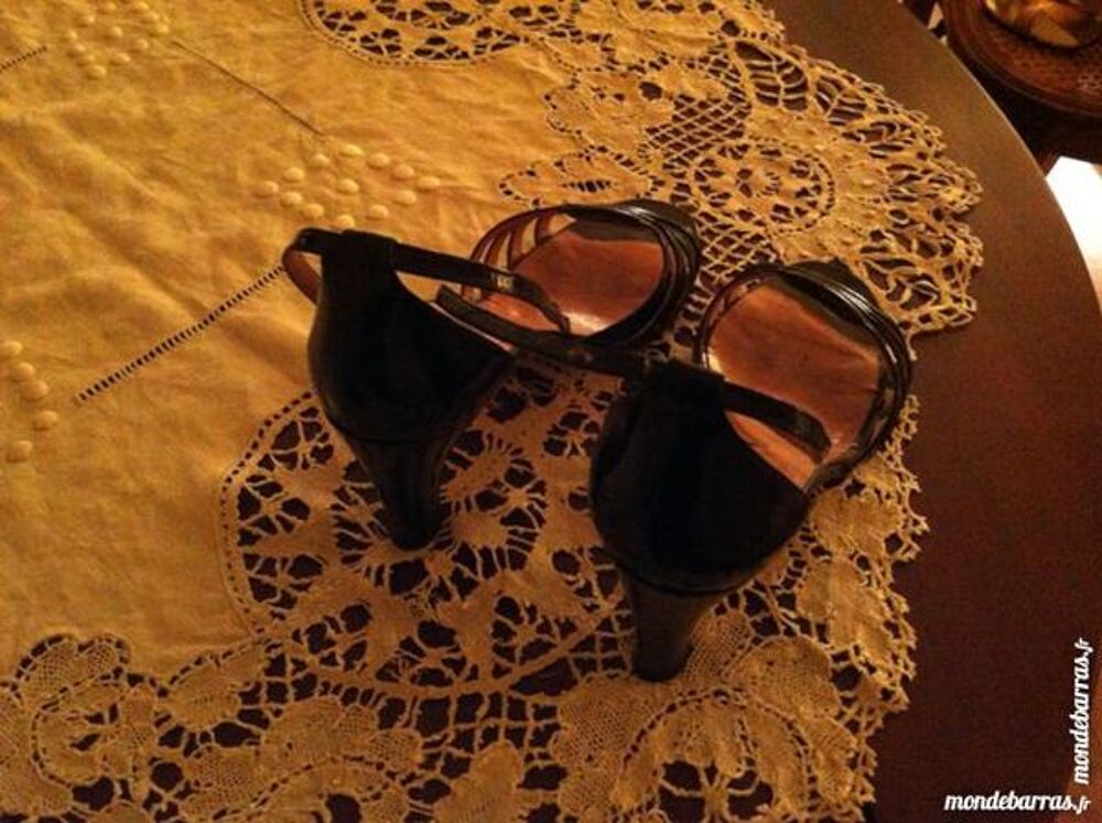CHAUSSURES FEMMES EN CUIR VERNIS NOIR Chaussures