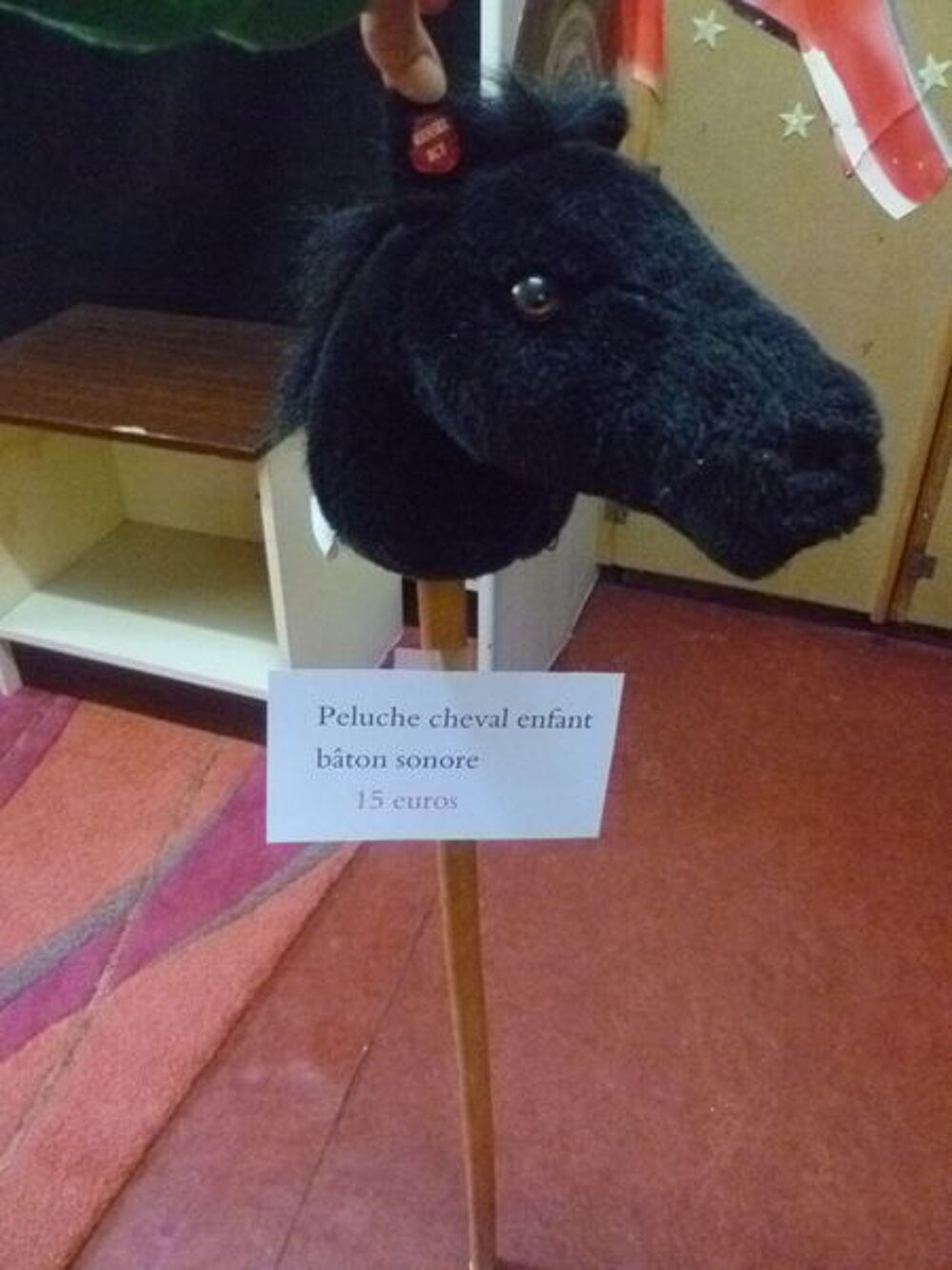 Cheval peluche avec cri sonore et manche en bois. Jeux / jouets