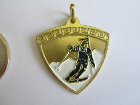 LOT de 25  mdailles - SKI - mtal couleur or - 10 Sassenage (38)