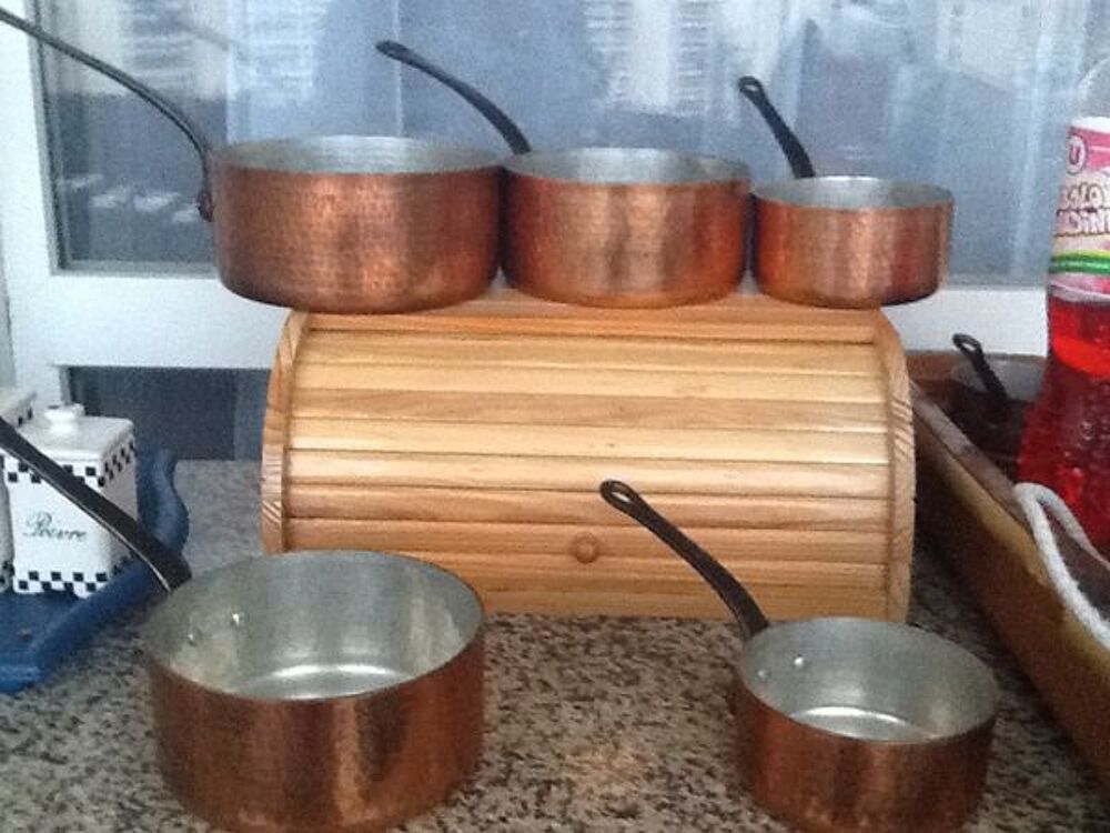 S&eacute;rie de Casserole en cuivre et pots a &eacute;pices et m&eacute;dailles Décoration