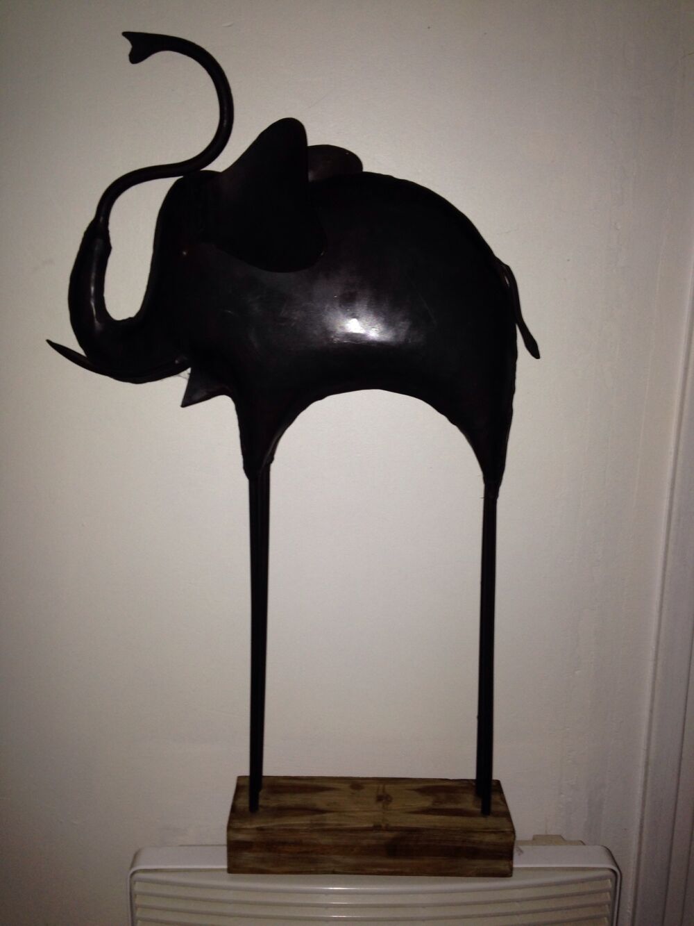 tr&egrave;s bel &eacute;l&eacute;phant d&eacute;coratif fer forg&eacute;, socle bois Décoration