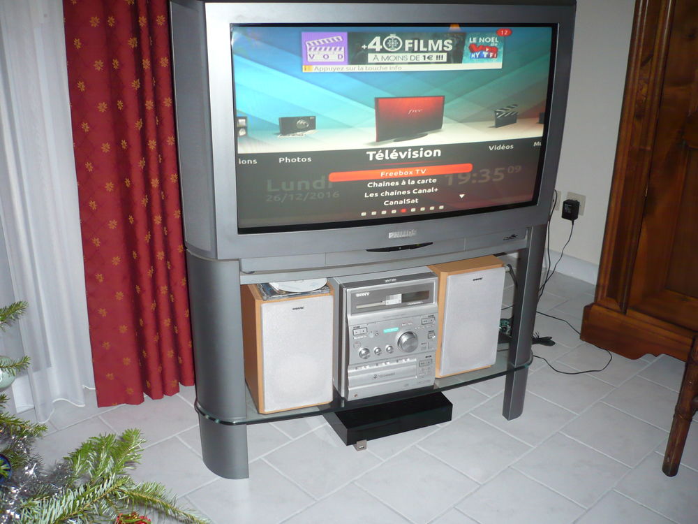 T&eacute;l&eacute;vision Philips 70cm avec son meuble Photos/Video/TV