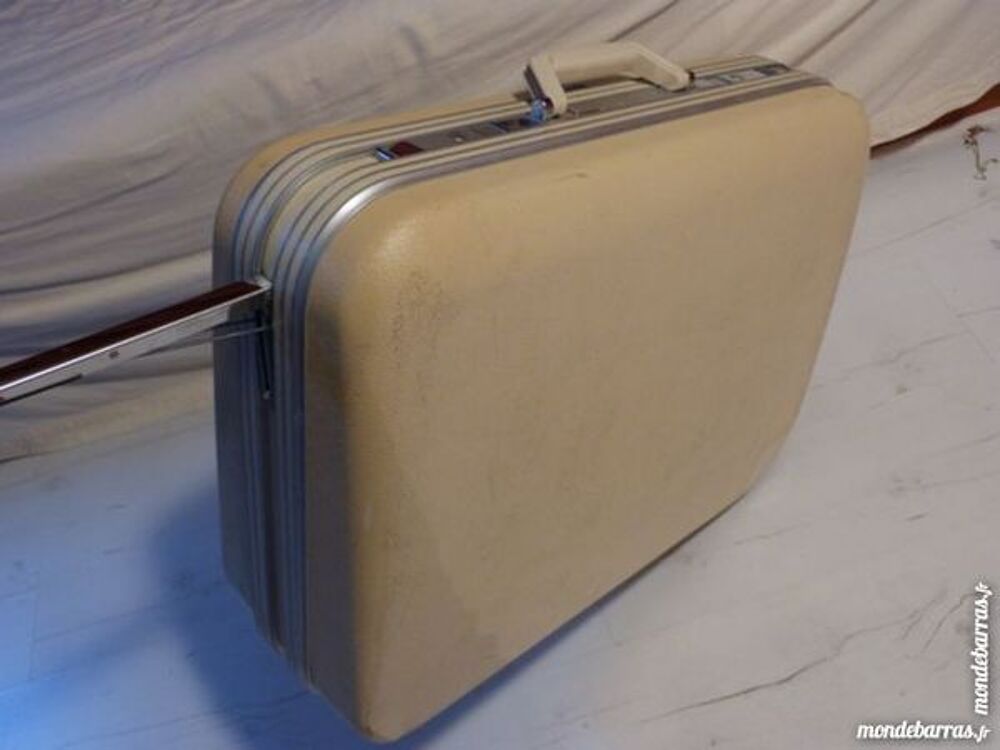 valise DELSEY 66x50x20 blanc cass&eacute; avec clefs. Maroquinerie