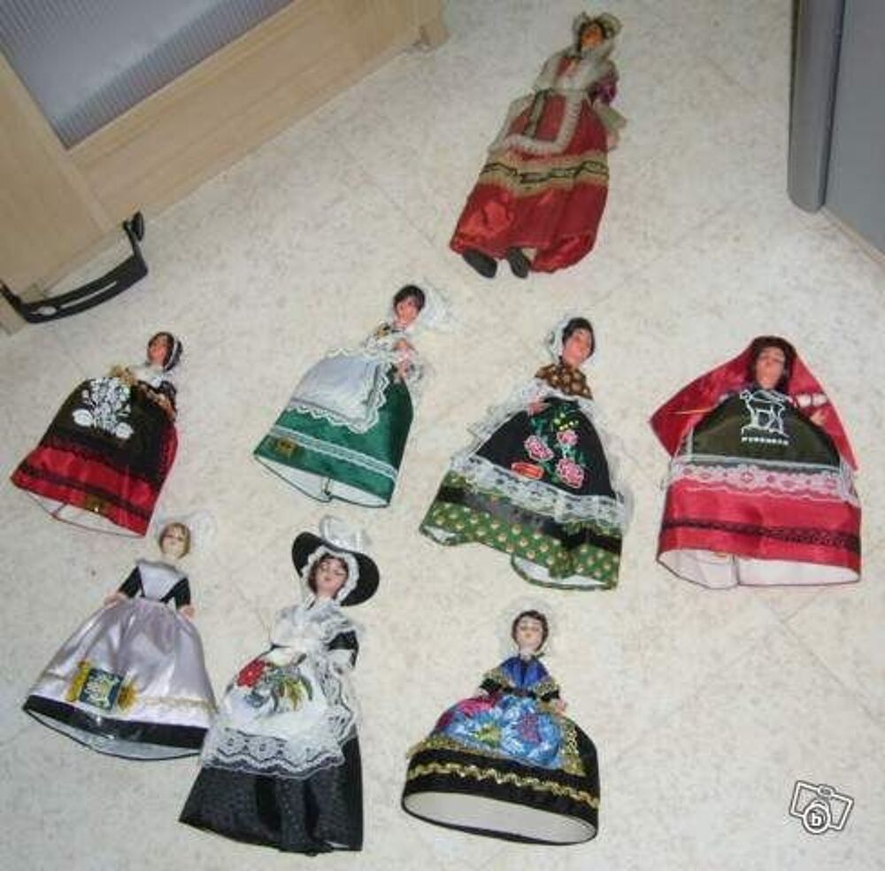 8 magnifiques poup&eacute;es de collection 