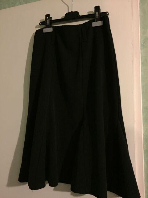 JUPE NOIRE A GODETS  T. 2 7 Saint-Genis-Laval (69)