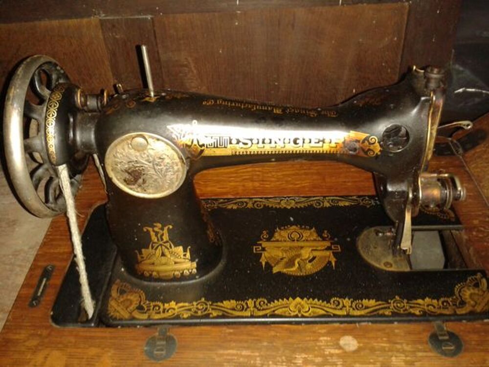 Ancienne machine &agrave; coudre SINGER 