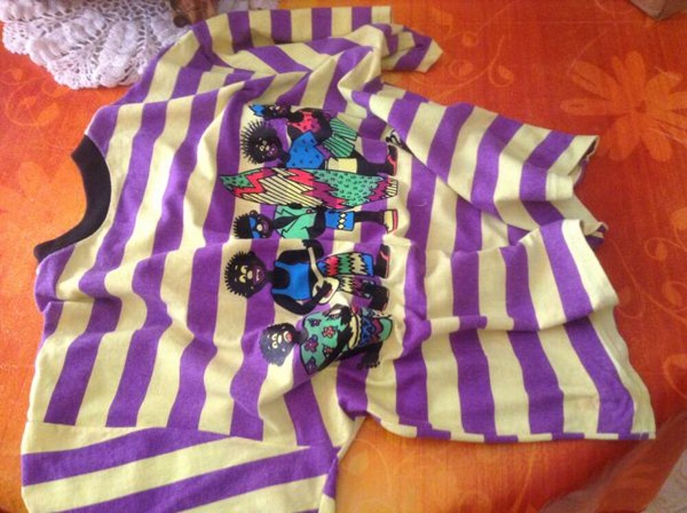 Beau Tee shirt actuel tr&eacute;s peu port&eacute; Vêtements