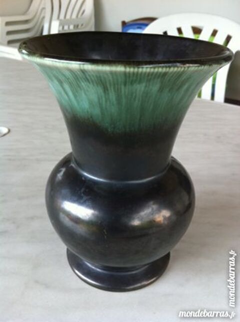 Vase noir et vert 5 Saint-Vallier (71)