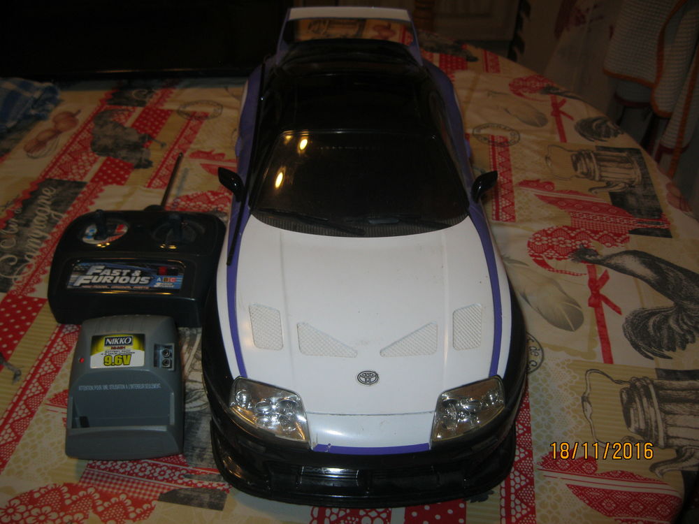Voiture t&eacute;l&eacute;command&eacute;e Jeux / jouets
