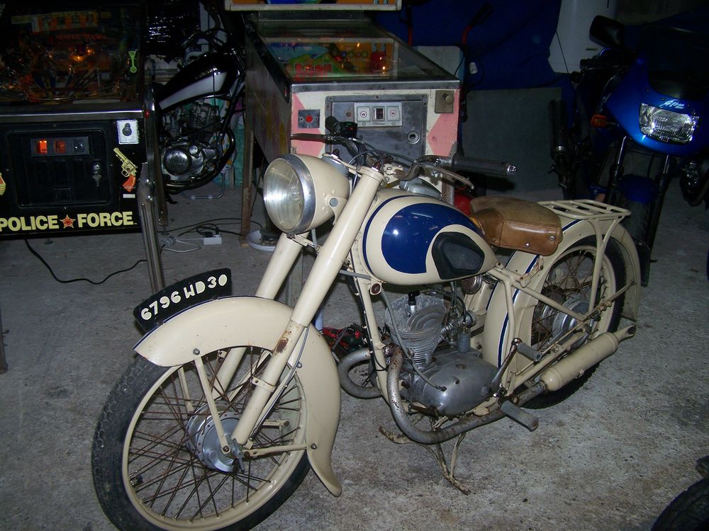 Collectionneur recherche moto et jeu de bar a restaurer. 