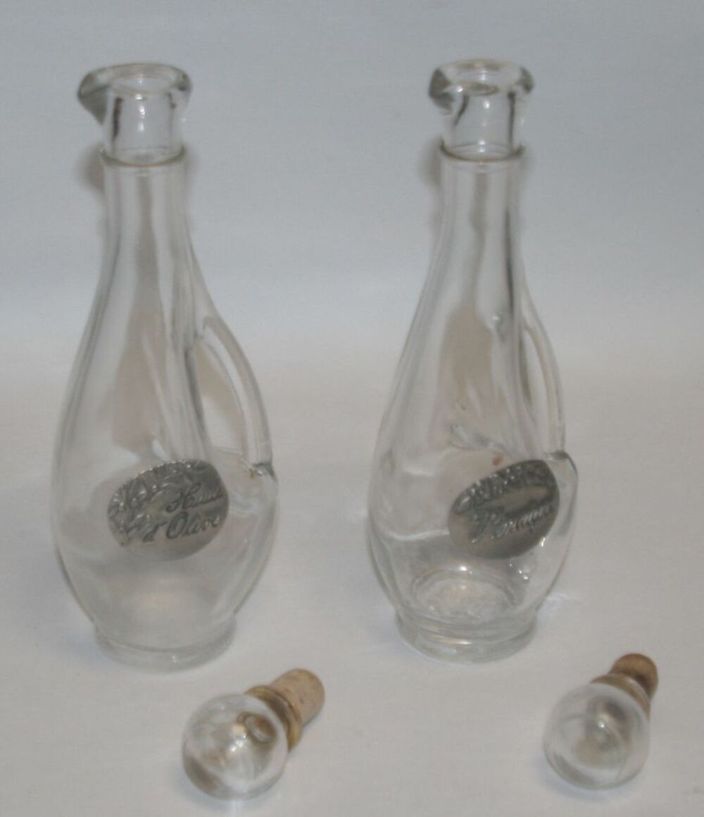 Ensemble carafes huile vinaigre &eacute;tiquet&eacute; en &eacute;tain. Cuisine