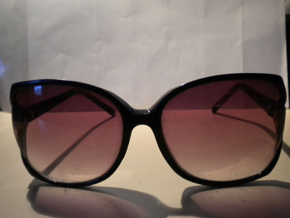 LUNETTES de soleil	1 Bijoux et montres